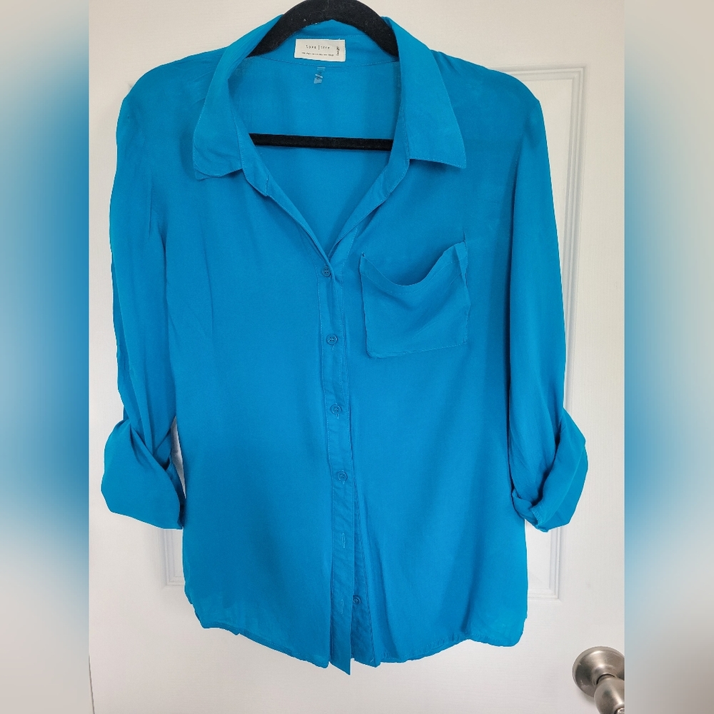 Botton down blouse, long or button up quartered sleeves.